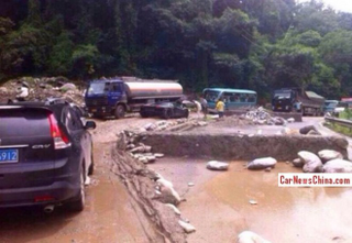 Illustration for article titled Chinese Lamborghini Aventador Gets Stranded On Some Rocks